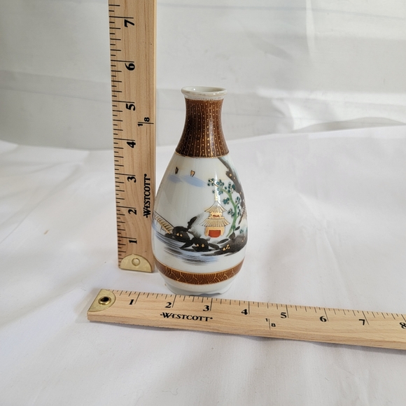 Vintage Japanese Kutani  River & House, Tokkuri or Sake Bottle, 5 3/4" - Picture 7 of 7